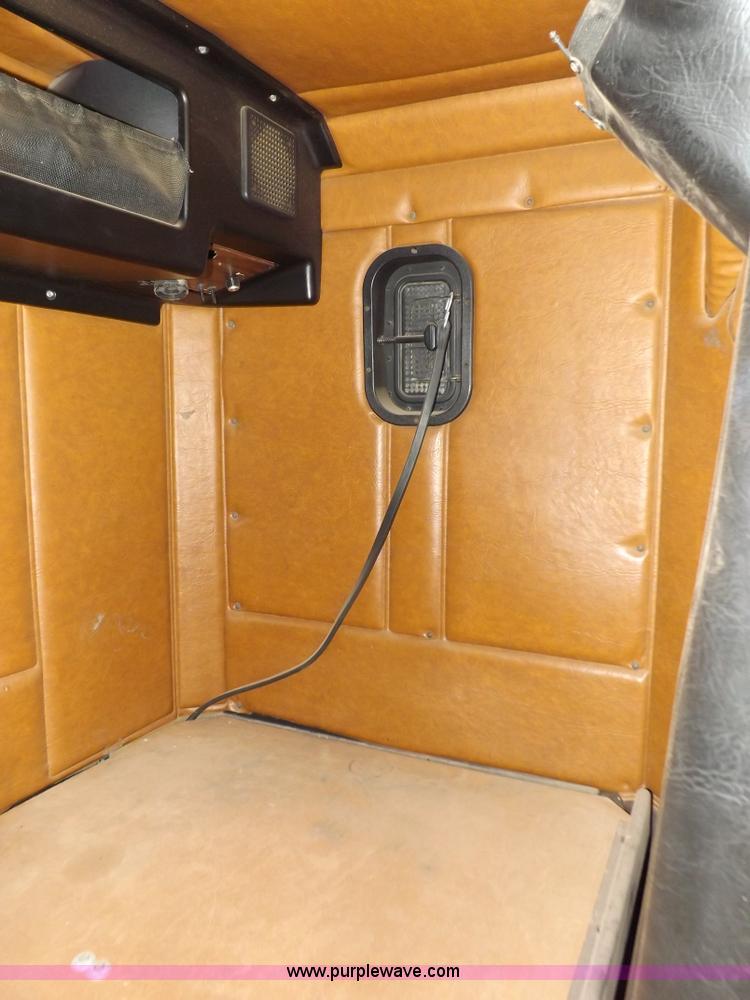 image for item H7176 1995 Freightliner FLD112 semi truck