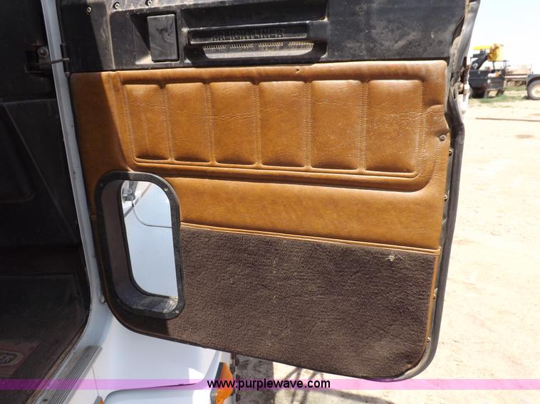 image for item H7176 1995 Freightliner FLD112 semi truck