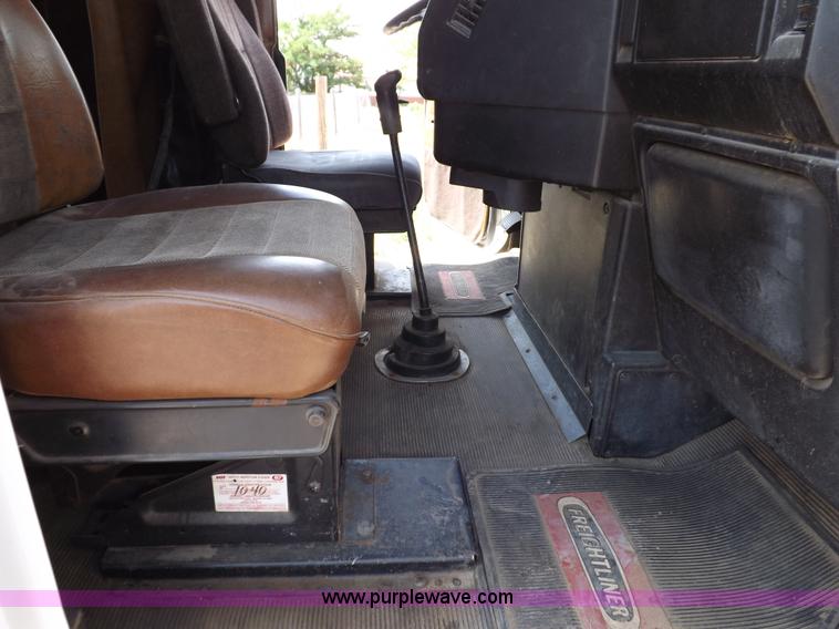 image for item H7176 1995 Freightliner FLD112 semi truck