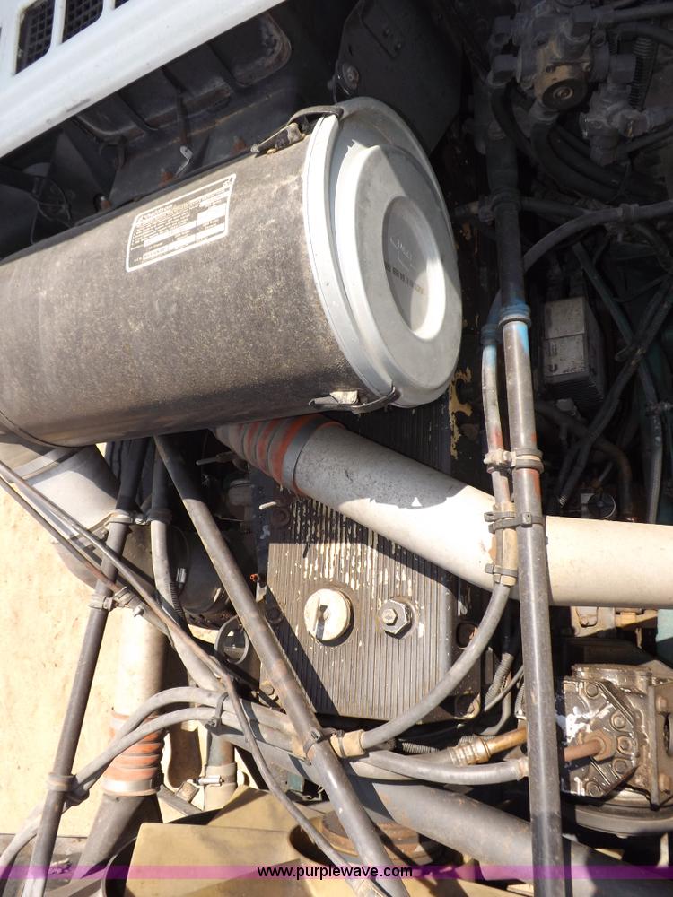 image for item H7176 1995 Freightliner FLD112 semi truck