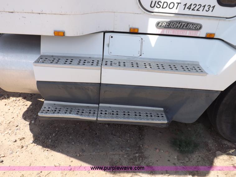 image for item H7176 1995 Freightliner FLD112 semi truck