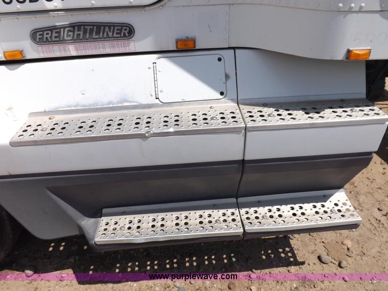 image for item H7176 1995 Freightliner FLD112 semi truck