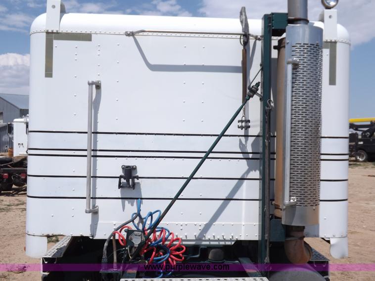 image for item H7176 1995 Freightliner FLD112 semi truck