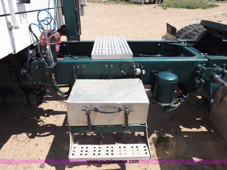 image for item H7176 1995 Freightliner FLD112 semi truck