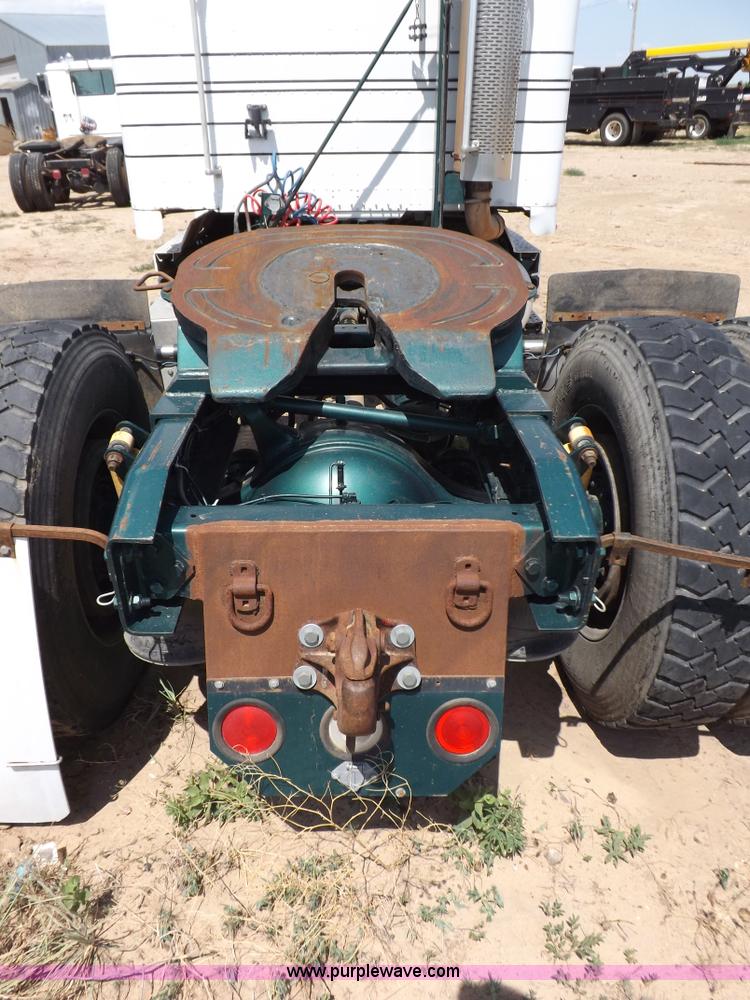 image for item H7176 1995 Freightliner FLD112 semi truck