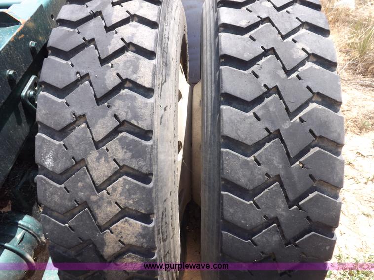 image for item H7176 1995 Freightliner FLD112 semi truck