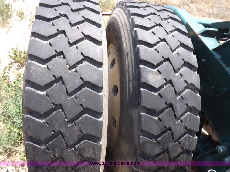 image for item H7176 1995 Freightliner FLD112 semi truck