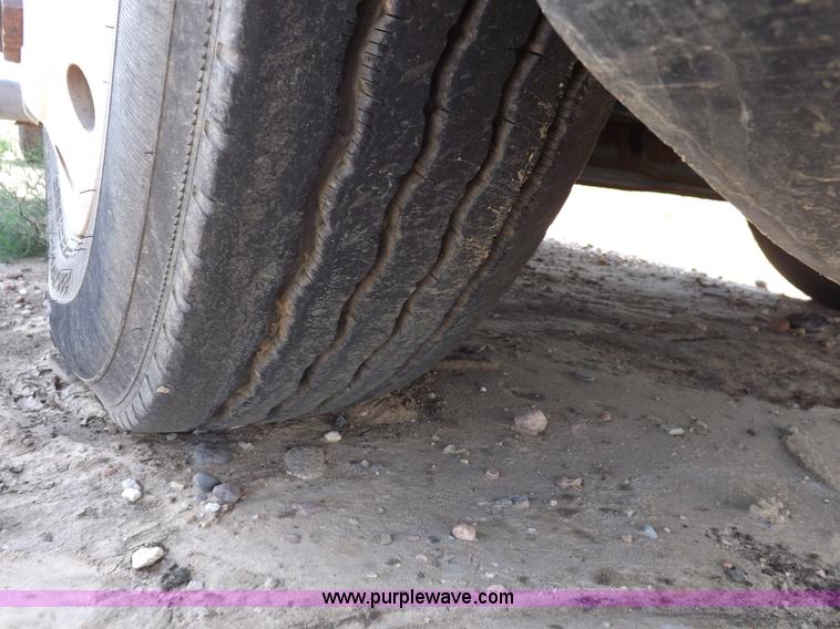 image for item H7176 1995 Freightliner FLD112 semi truck