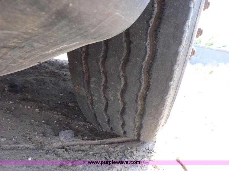 image for item H7176 1995 Freightliner FLD112 semi truck