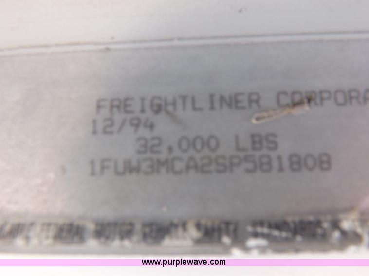 image for item H7176 1995 Freightliner FLD112 semi truck