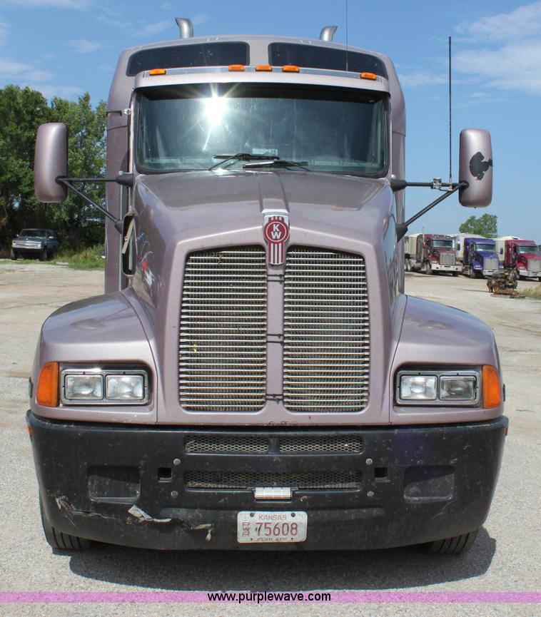 image for item H7375 2005 Kenworth T600 semi truck