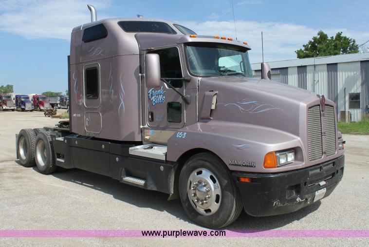 image for item H7375 2005 Kenworth T600 semi truck