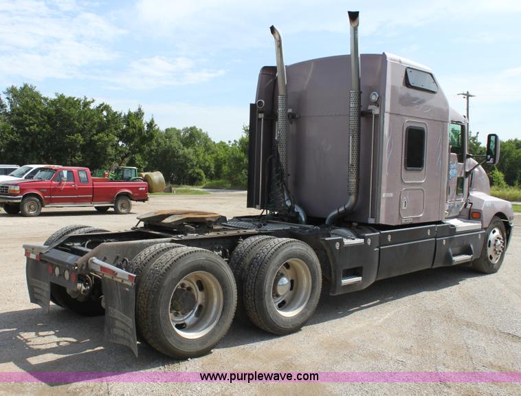 image for item H7375 2005 Kenworth T600 semi truck