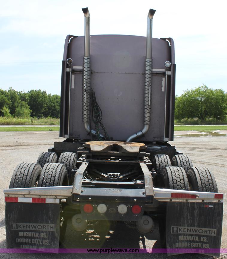 image for item H7375 2005 Kenworth T600 semi truck