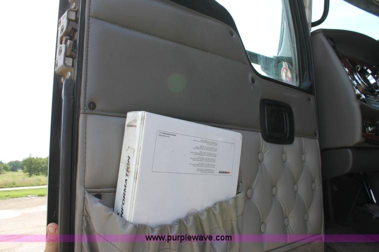 image for item H7375 2005 Kenworth T600 semi truck