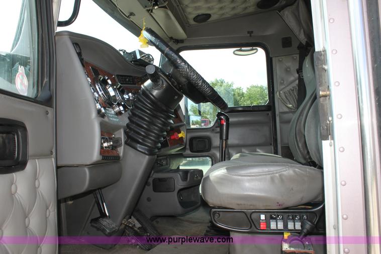 image for item H7375 2005 Kenworth T600 semi truck