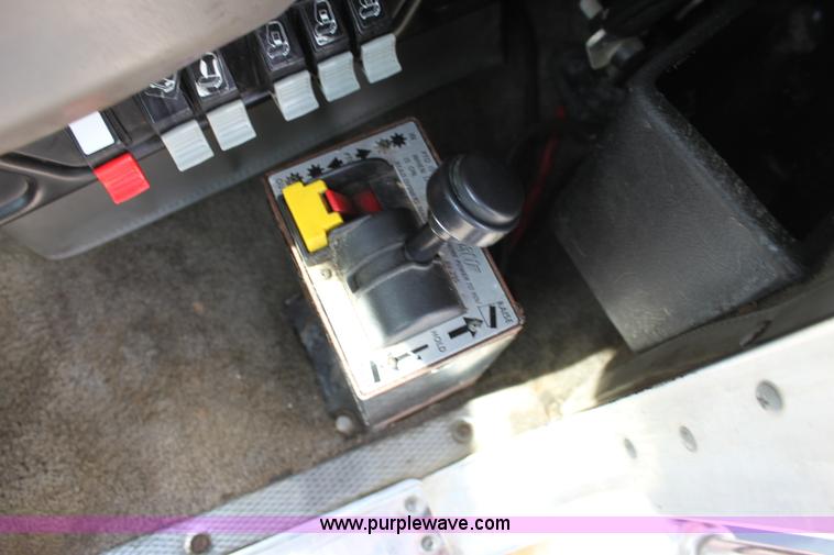 image for item H7375 2005 Kenworth T600 semi truck