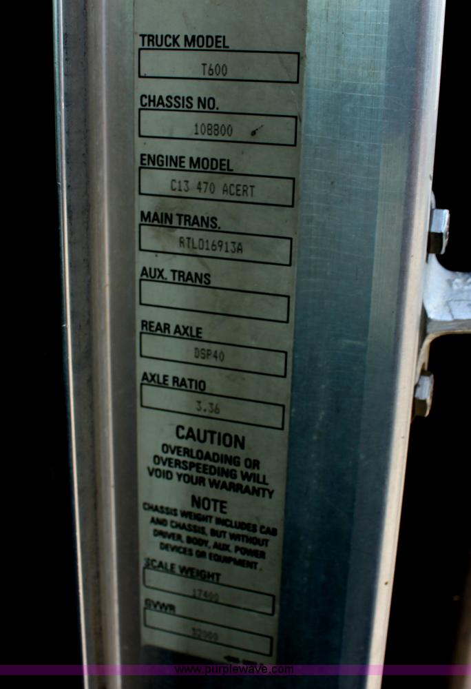 image for item H7375 2005 Kenworth T600 semi truck