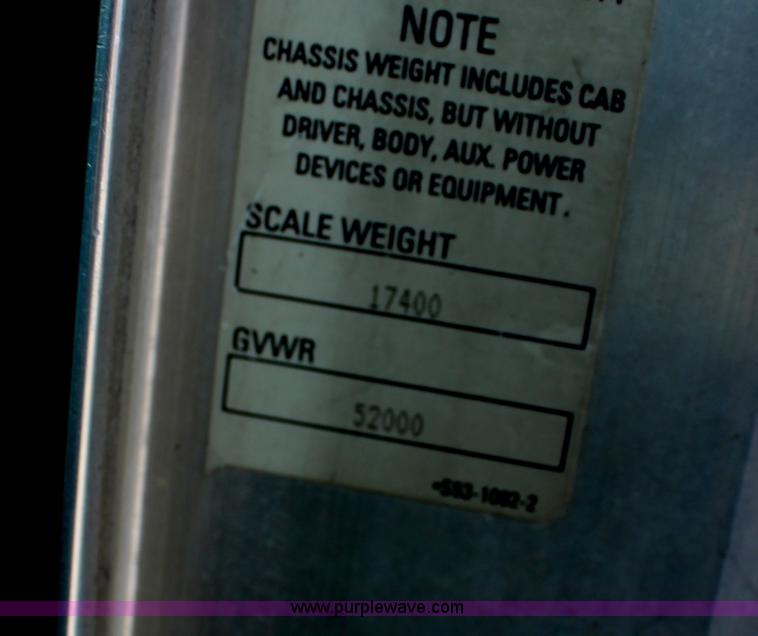 image for item H7375 2005 Kenworth T600 semi truck