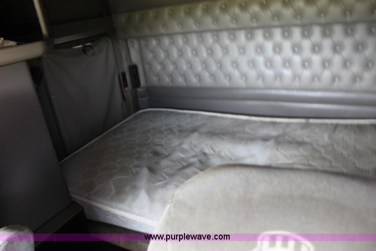 image for item H7375 2005 Kenworth T600 semi truck