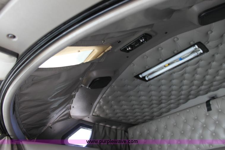 image for item H7375 2005 Kenworth T600 semi truck