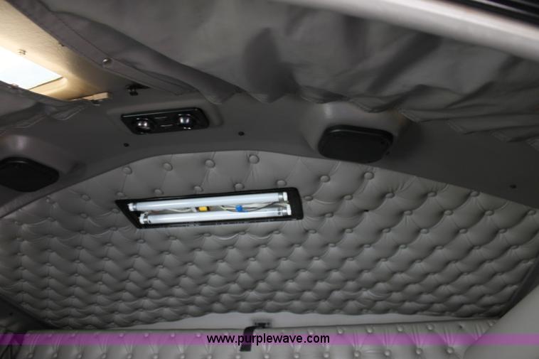 image for item H7375 2005 Kenworth T600 semi truck