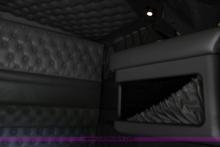 image for item H7375 2005 Kenworth T600 semi truck