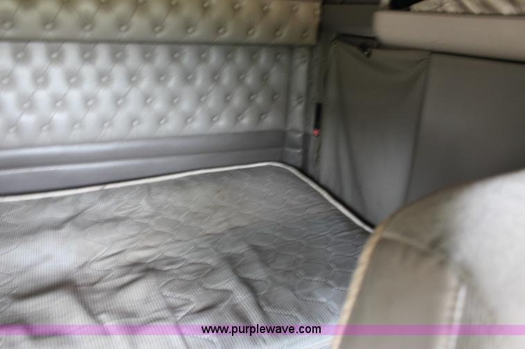 image for item H7375 2005 Kenworth T600 semi truck