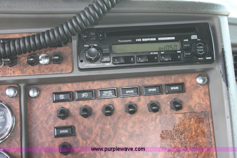 image for item H7375 2005 Kenworth T600 semi truck