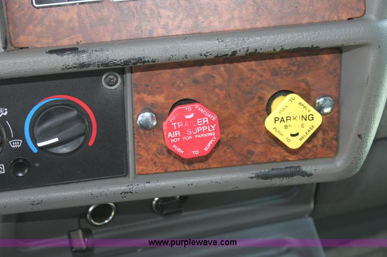 image for item H7375 2005 Kenworth T600 semi truck