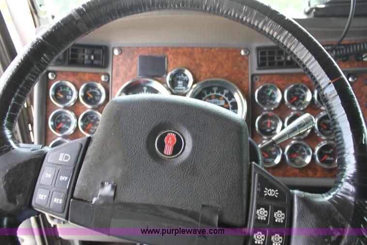 image for item H7375 2005 Kenworth T600 semi truck