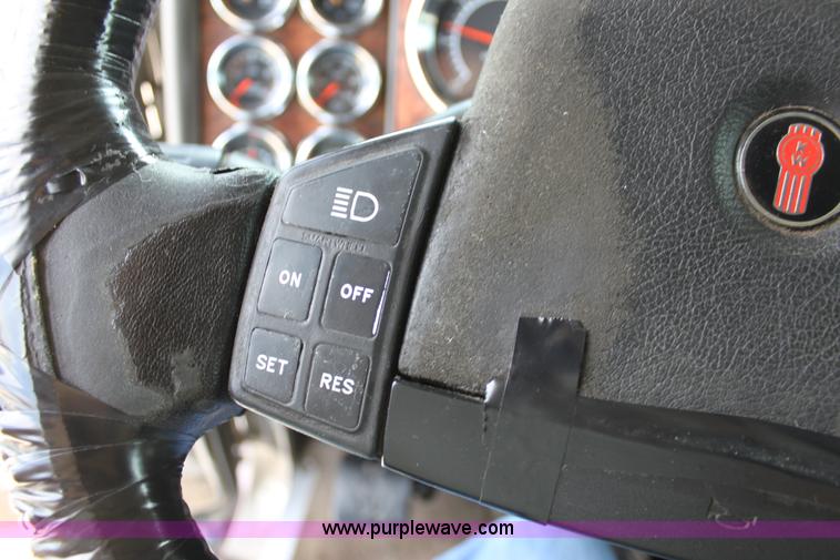 image for item H7375 2005 Kenworth T600 semi truck