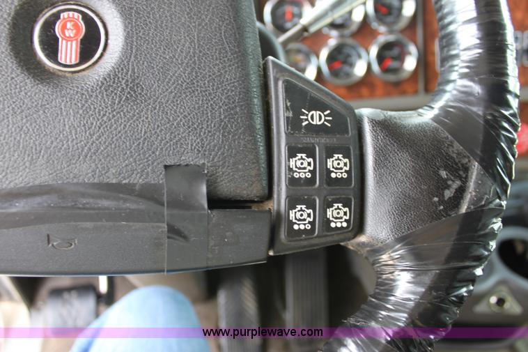 image for item H7375 2005 Kenworth T600 semi truck