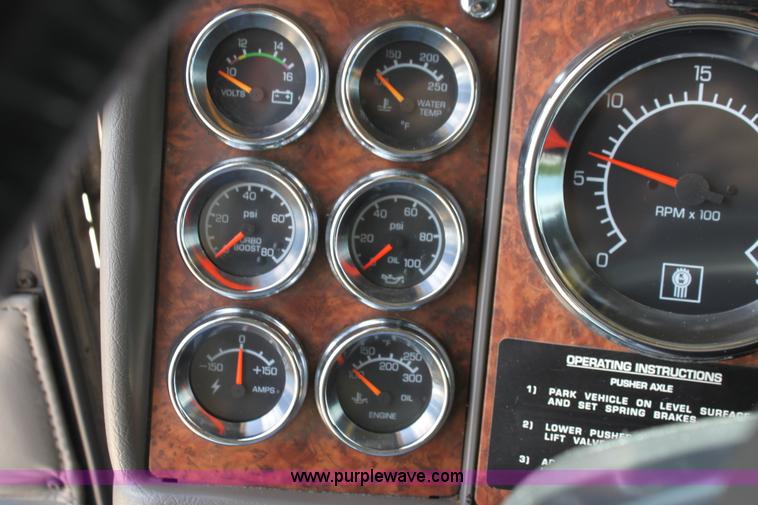 image for item H7375 2005 Kenworth T600 semi truck