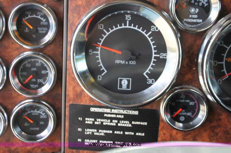 image for item H7375 2005 Kenworth T600 semi truck