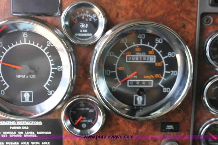 image for item H7375 2005 Kenworth T600 semi truck