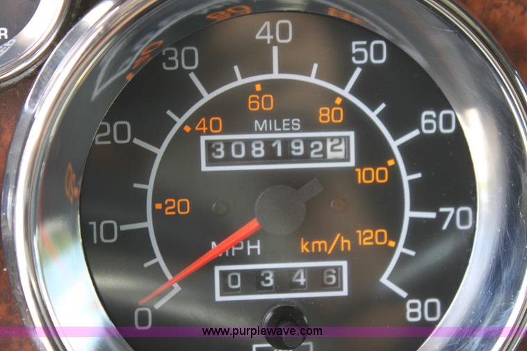 image for item H7375 2005 Kenworth T600 semi truck