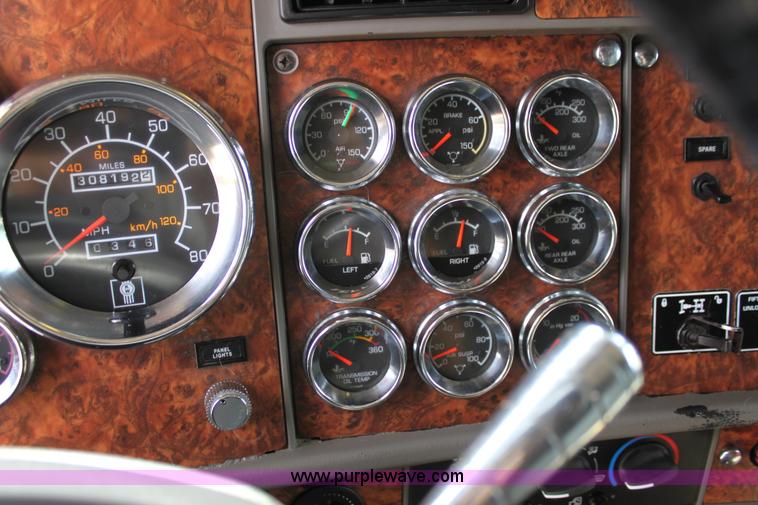 image for item H7375 2005 Kenworth T600 semi truck