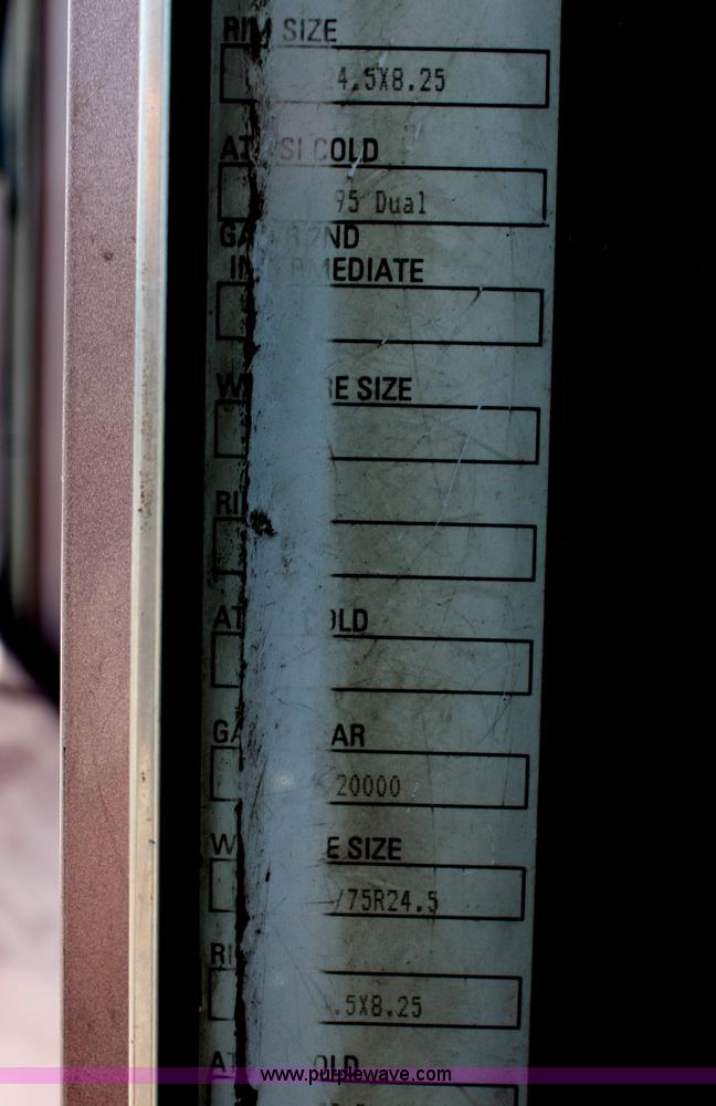 image for item H7375 2005 Kenworth T600 semi truck