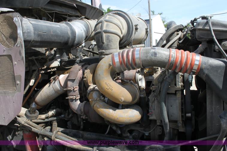 image for item H7375 2005 Kenworth T600 semi truck