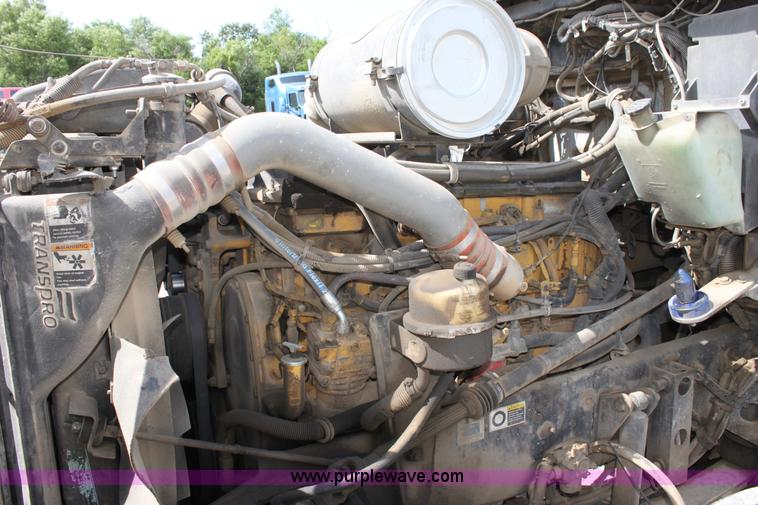 image for item H7375 2005 Kenworth T600 semi truck