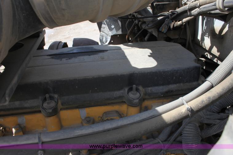 image for item H7375 2005 Kenworth T600 semi truck