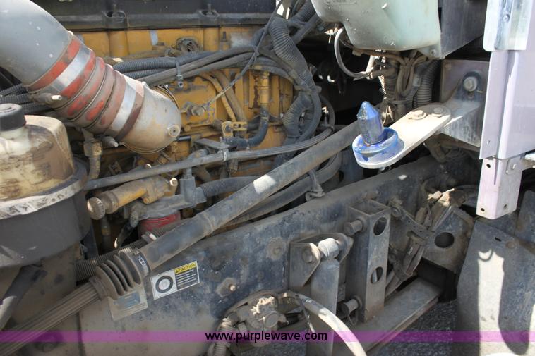 image for item H7375 2005 Kenworth T600 semi truck