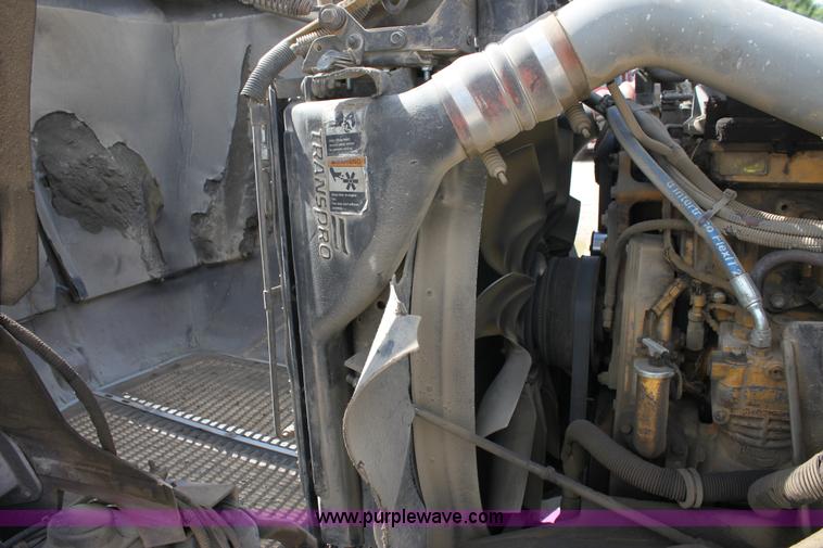 image for item H7375 2005 Kenworth T600 semi truck