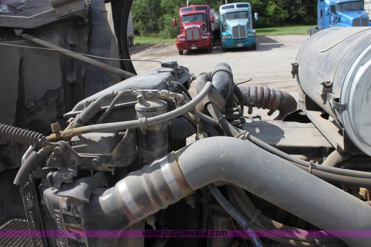 image for item H7375 2005 Kenworth T600 semi truck