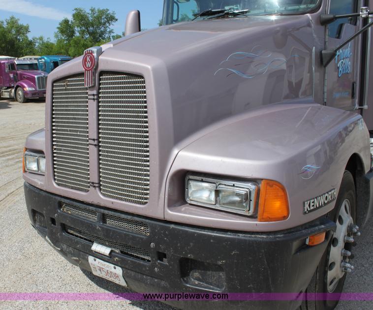 image for item H7375 2005 Kenworth T600 semi truck
