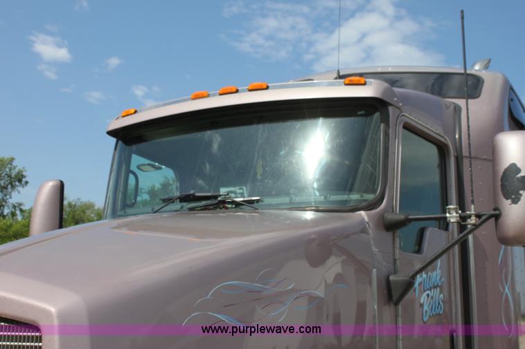 image for item H7375 2005 Kenworth T600 semi truck