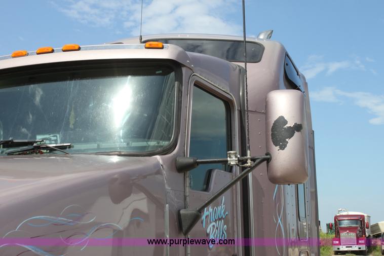 image for item H7375 2005 Kenworth T600 semi truck