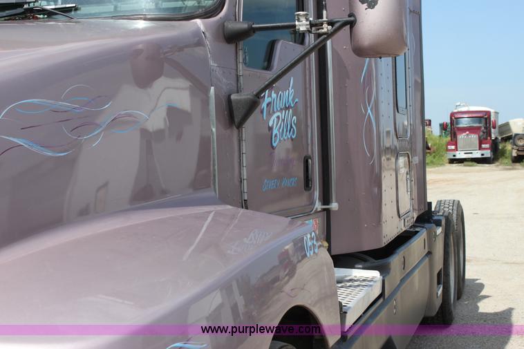 image for item H7375 2005 Kenworth T600 semi truck