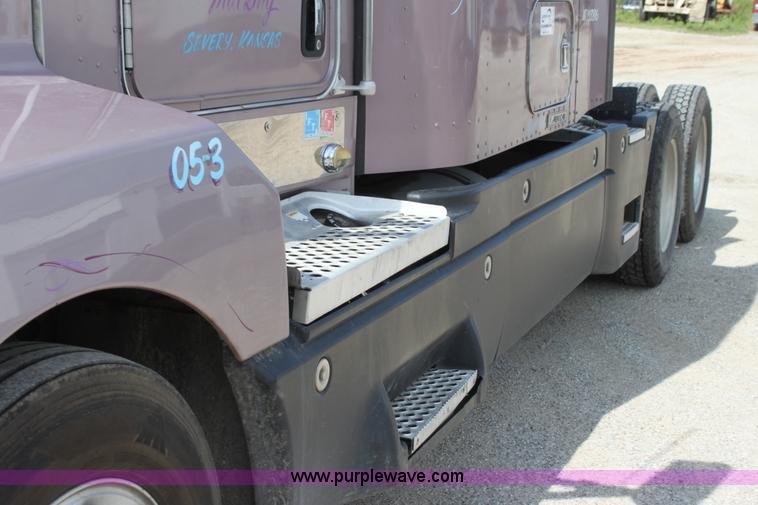 image for item H7375 2005 Kenworth T600 semi truck